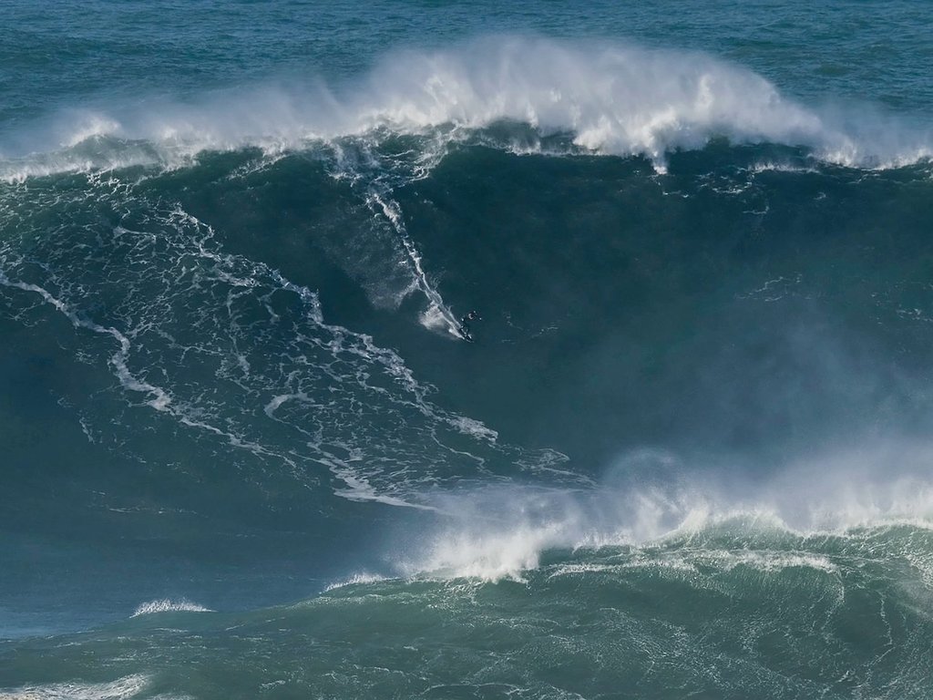 British surfer Tom Butler rides 100ft ‘raging bull’ wave to break world record in Portugal