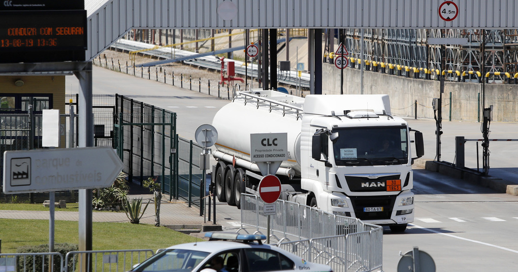 Striking Portuguese truckers defy gov’t order to deliver gas -