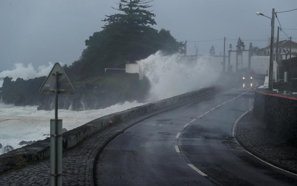 Azores escape major damage as hurricane moves away - Reuters -