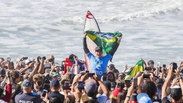 Instagram post by surfing world champion Gabriel Media leads to online stoush among Brazilian surfers - ABC News -