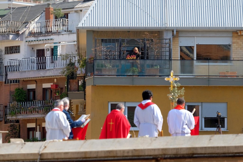 Palm Sunday services held without public; some on rooftops