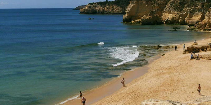 Portugal “wants to reopen for tourism in May” -
