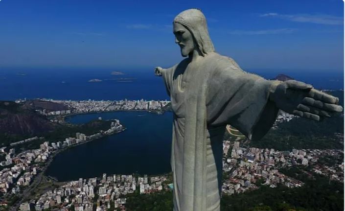 Brazil detains two French travelers for perching atop iconic statue