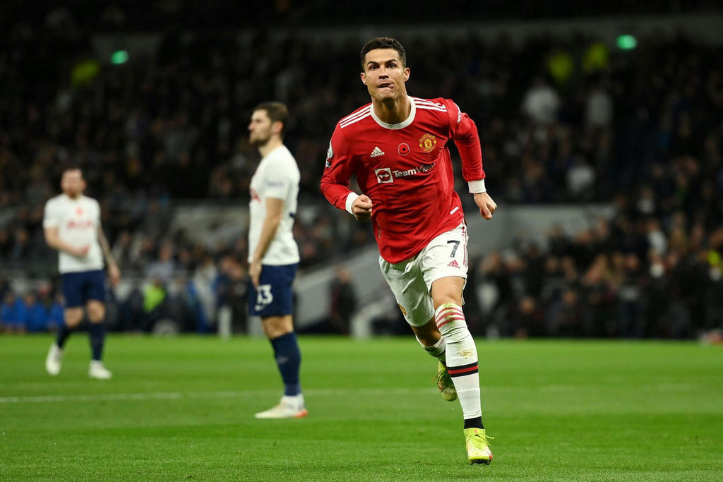 Cristiano Ronaldo wins Manchester United's Play of the Month award for October